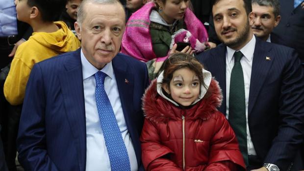 Cumhurbaşkanı Erdoğan'dan geceyi dışarda geçiren vatandaşları ziyaret