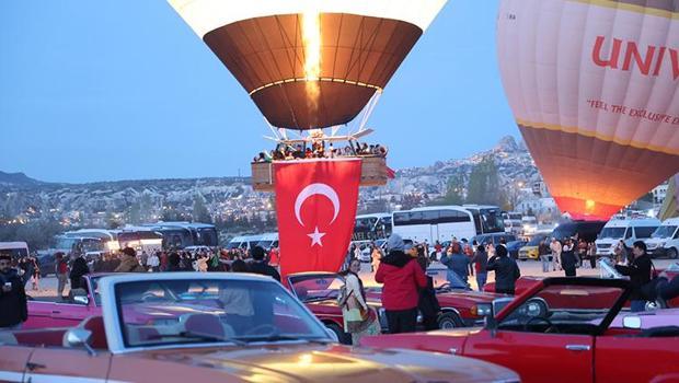 Kapadokya'da balonlara takılan Türk bayrakları gökyüzünde dalgalandı