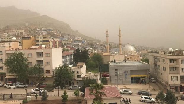 Mardin'de toz taşınımı: Araçlar tozla kaplandı, vatandaşlar maskeyle sokağa çıktı