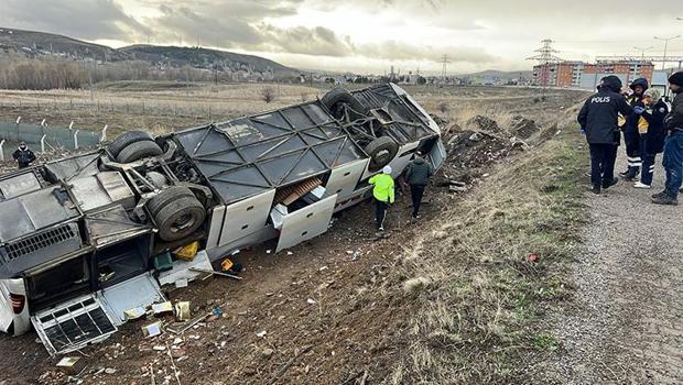 Sivas'ta yolcu otobüsü devrildi: Ölü ve yaralılar var