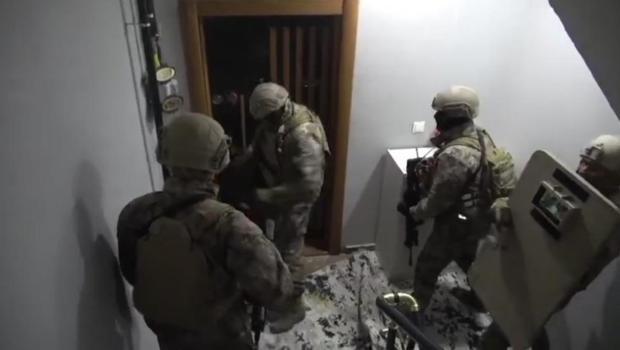 Van'da 4 ev ve 1 iş yerine operasyon: Çok sayıda silah ve mermi ele geçirildi