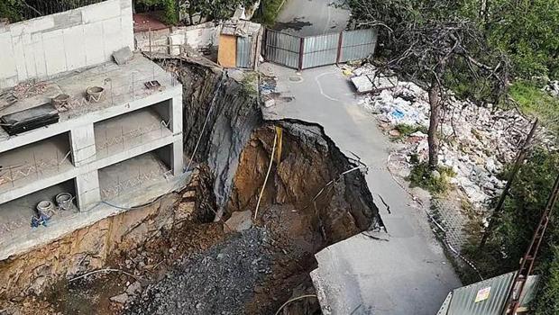 İstanbul'da inşaat çalışması sırasında yol çöktü: Ekipler çevrede önlem aldı