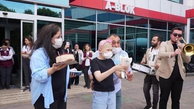 Minik Benay kanseri yendi, hastaneden bando eşliğinde uğurlandı! Duygu dolu anlar yaşandı
