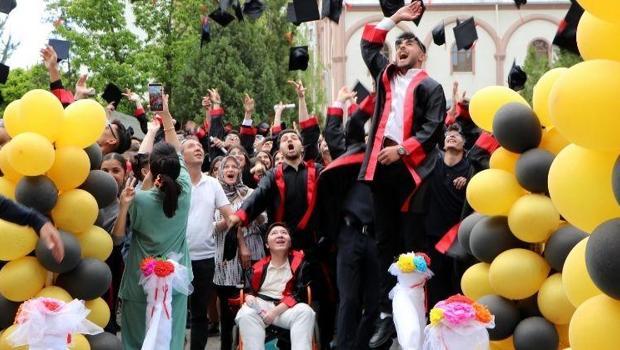 Okuma azmi hayran bıraktı! Tekerlekli sandalyeyle okula gitti, liseden mezun oldu