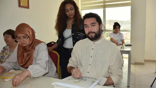 Yok olmaya yüz tutmuş nakış işlemelerini dokuyup, geleceğe taşıyor
