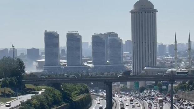 Başakşehir'de bir AVM'de yangın çıktı