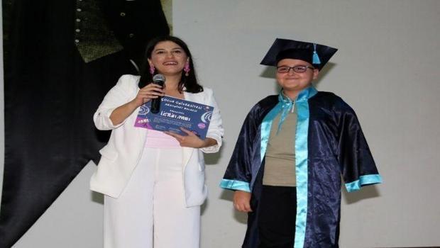 Deprem faciası küçük Aydın'ı yıldırmadı! Kolu ampute olan Aydın, Çocuk Üniversitesi'ni bitirdi, hayali pilot olmak