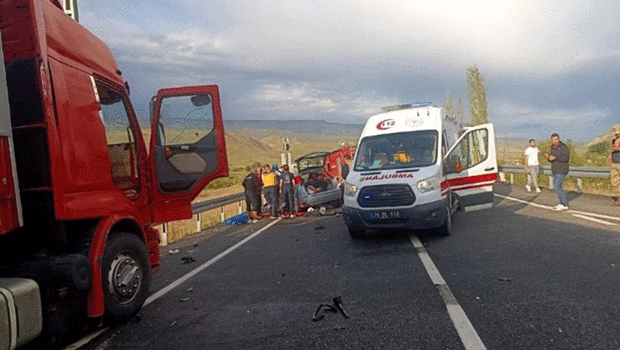 Kars'ta feci kaza! TIR ile otomobil çarpıştı: 1 ölü, 2 yaralı