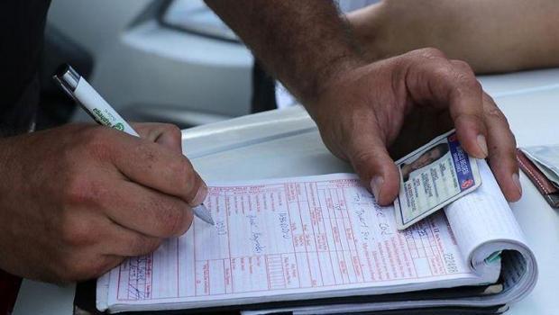 Otomobil sürücüsüne ‘kask' cezası geldi! Nedeni şoke etti