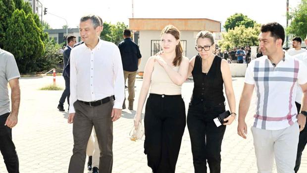 Özgür Özel Nehir’i sınava götürdü