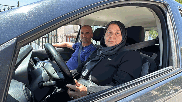 55 yaşındaki kadın 2 dosya yaktı pes etmedi... 12. sınavda ehliyetini aldı
