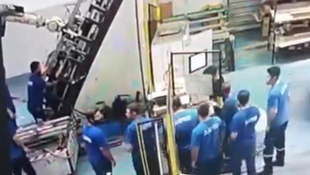 Adana'da korkunç olay: Arızalı makine, işçinin sırtına saplandı