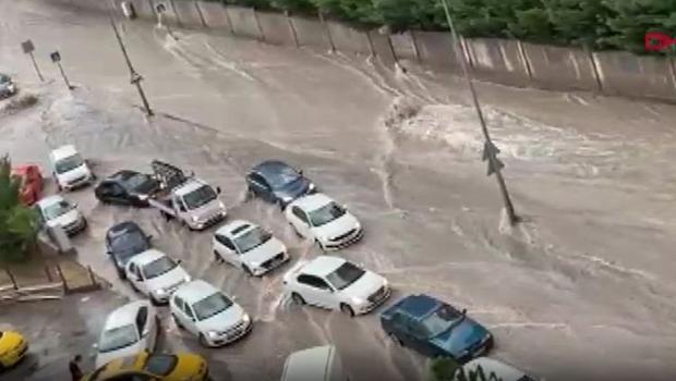 Ankara'daki sağanakta 1 kişi yaralandı! Caddeler su altında kaldı, arabalar sürüklendi