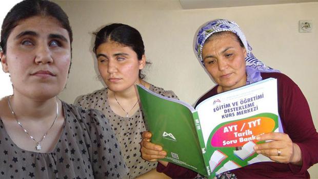 Annesi kitapları okudu, görme engelli Nazalin ilk 10 bin sıralamasına girdi