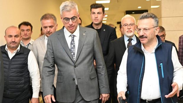 Bakan Memişoğlu, Eskişehir'deki orman yangınında yaralanan işçiyi hastanede ziyaret etti