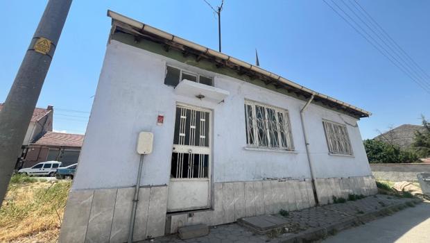 Bu ne cüret! Sahipleri vefat edince, levye ile eve girip yerleştiler