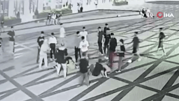 Bursa'da 14 yaşındaki kız ortalığı savaş alanına çevirdi... 4 kişiyi bıçakladı