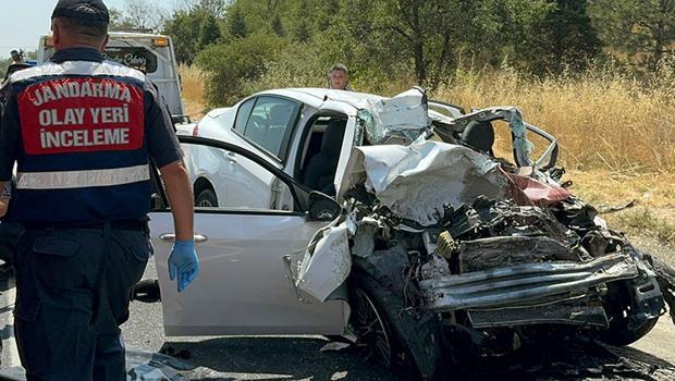 Feci kaza! Otomobil, kamyon ile çarpıştı: 4 can kaybı