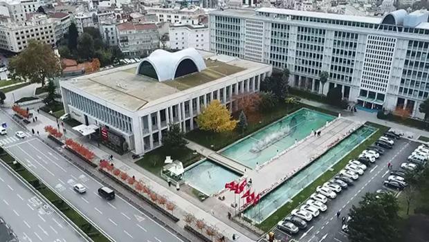 İBB'ye yönelik yolsuzluk soruşturmasında gözaltına alınan 17 zanlı adliyede