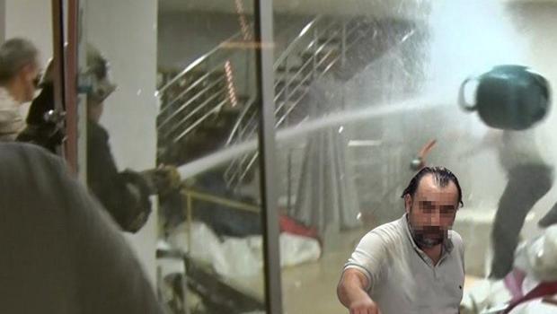 İtfaiyeciden asayiş olayına müdahale! Tazyikli suyu sıkıp yakalanmasını sağladı