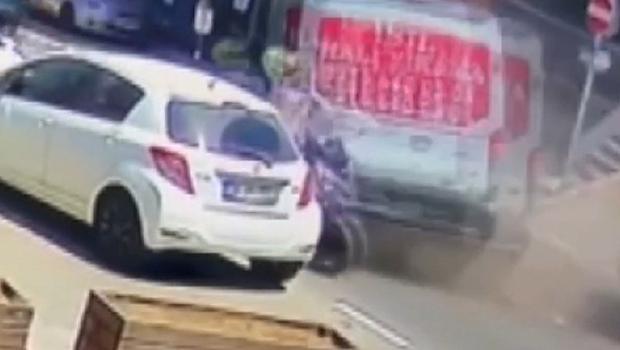 Motosiklet sürücüsünün ayağının koptuğu kaza kamerada... Ara sokaktan gelen kamyonet felakete neden oldu