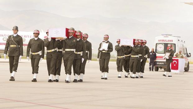 Şehitler için Hakkâri’de tören yapıldı... Yüreğimiz 12 parça