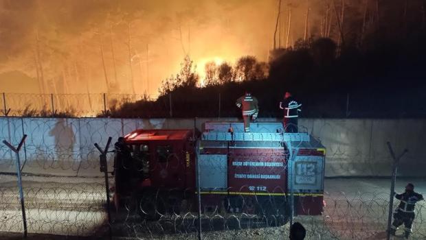 Suriye sınırında korkutan yangın! Alevlerle mücadele gece de devam ediyor