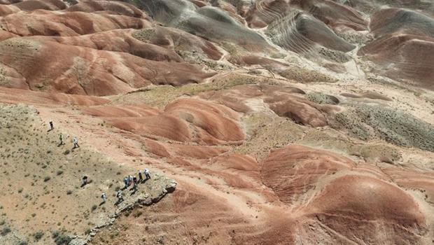 "Türkiye'nin Mars'ı" ziyaretçi akınına uğruyor: 'Gökkuşağı Tepeleri' görsel bir şölen sunuyor