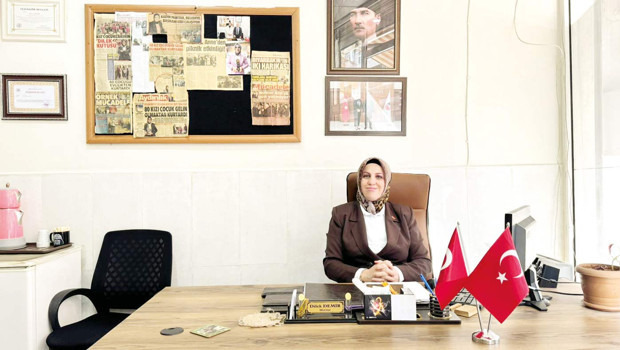 41 kızı erken yaşta evlilikten kurtaran ‘Muhtar Ana’ artık üniversiteli... Önlüğümü çıkardılar gelinlik giydirdiler