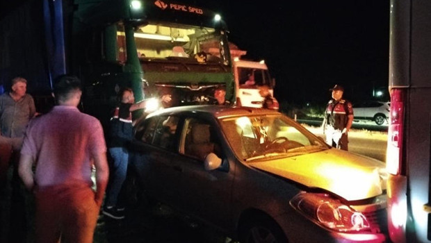 Ayvalık'ta kırmızı ışıkta kaza: 1 ölü, 2'si çocuk 3 yaralı