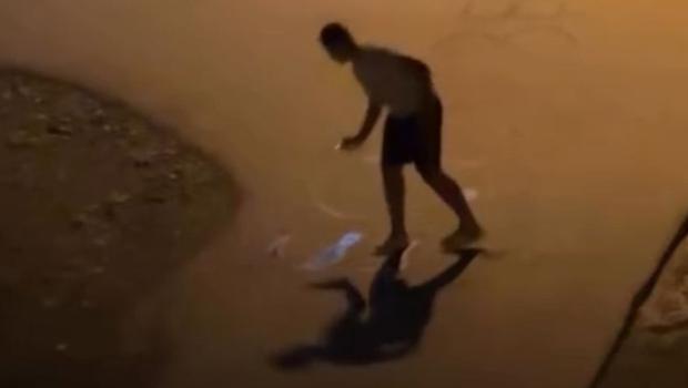 Bursa'da sevgilisinin evinin önüne suyla özür mesajı yazdı... Mahalleli benzin sanıp polisi aradı
