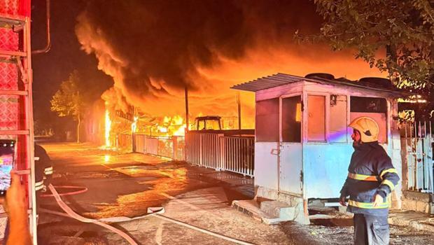 Diyarbakır'daki yangında 3 dükkan ile 22 traktör yanarak kullanılamaz hale geldi