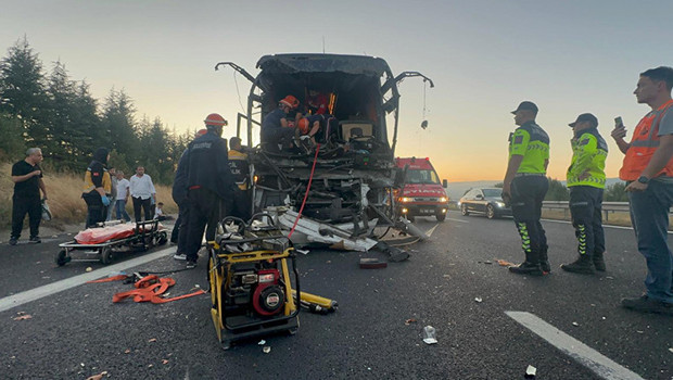 Feci kaza! Yolcu otobüsü kamyona çarptı