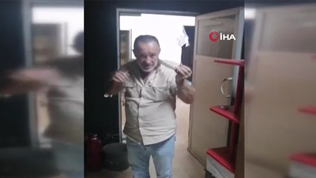 İş yerine giren 2 metrelik yılana "Kanka" diye hitap edip boynuna doladı