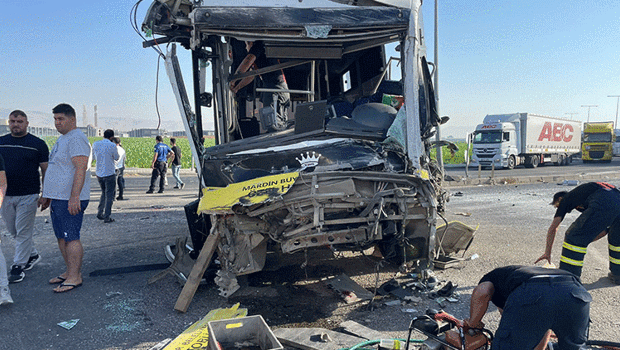 Mardin'de feci kaza! Özel halk otobüsü ile TIR çarpıştı: 1 ölü, 9 yaralı