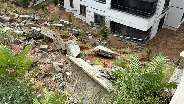 Ankara'da sağanak: Yollar göle döndü, istinat duvarı yıkıldı