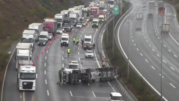 Beykoz Kuzey Marmara Otoyolu'nda TIR devrildi