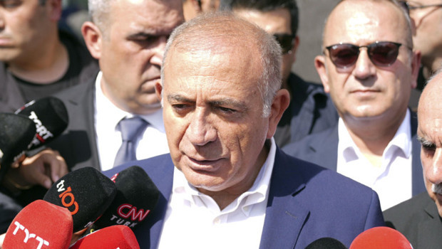 CHP il binası önünde yeni gerginlik... Gürsel Tekin'den açıklama geldi: Özgür Özel'i karşılayacağım