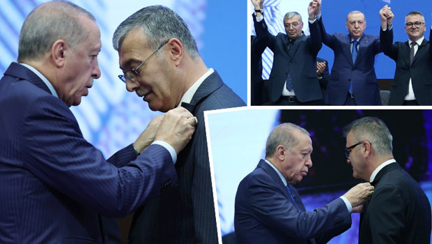 Cumhurbaşkanı Erdoğan, AK Parti'ye katılan iki belediye başkanına rozet taktı