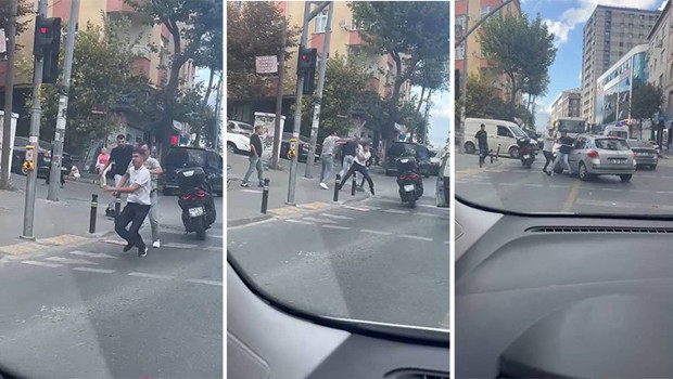 Gaziosmanpaşa'da trafikte yol verme kavgası: Sopayla saldıranları biber gazıyla kovaladı