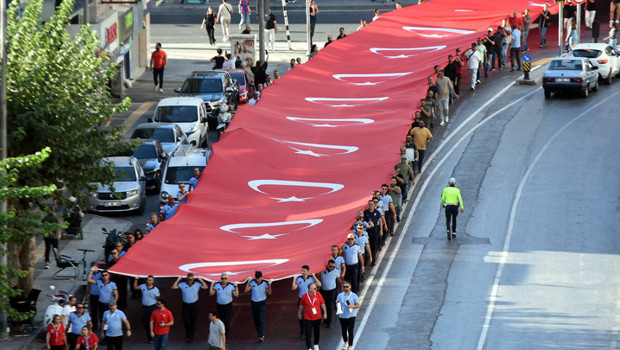İzmir'in kurtuluşunun 103. yıl dönümü... 350 metrelik Türk bayrağı ile 'Zafer Yürüyüşü'