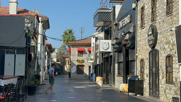 Marmaris'te, Barlar Sokağı'nda silahlı kavga: Biri ağır 2 yaralı