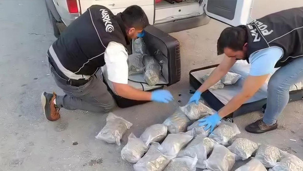 Mersin'de dronla takip edilen minibüsten 35 kilo uyuşturucu çıktı