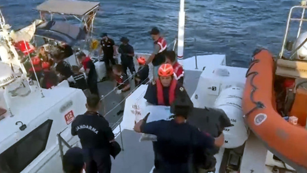 Muğla açıklarındaki teknede 210 kilogram skunk ele geçirildi! 2 şüpheli gözaltında