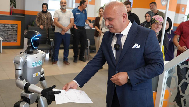 Türkiye'de bir ilk... İnsansı robot Festman nüfusa kaydettirildi