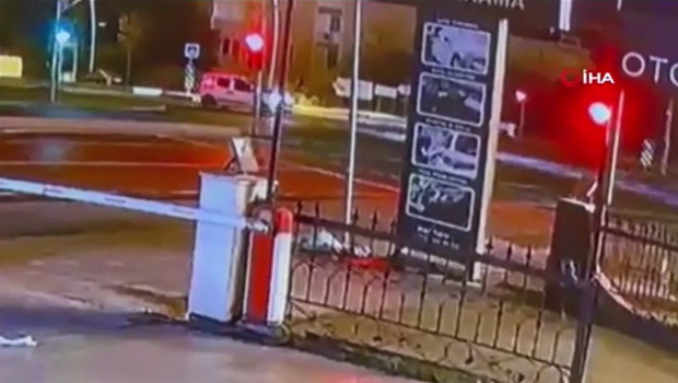 Zanlıları kovalayan polis aracı kaza yaptı: 1 ölü, 4 yaralı! Kaza anı kamerada