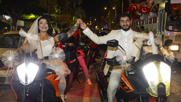 29 Ekim'de nikah masasına oturan çift, gelinlik ve damatlıkla ‘Cumhuriyet Korteji’ne katıldı