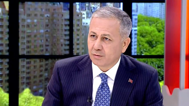 Bakan Yerlikaya canlı yayında tanıttı! Trafikte yaka kamerası dönemi!