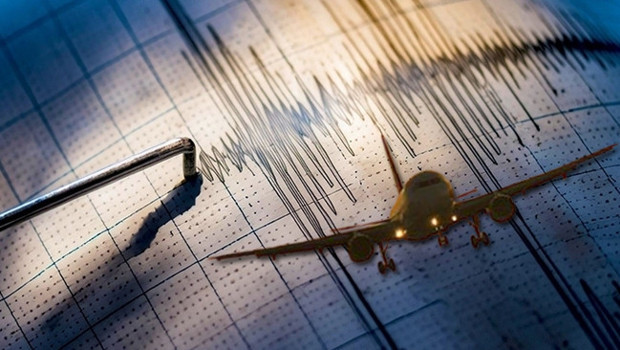 Balıkesir'de deprem sonrası uçaklara uyarı yapıldı: 'Şu anda bir deprem yaşandı, trafikler sırayla pas geçecek'