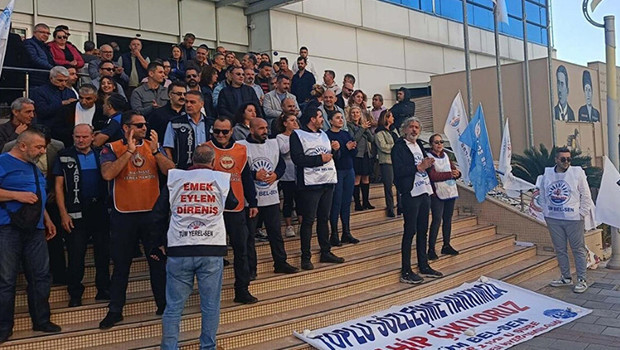 Belediyede görevli memurlardan protesto | 'Haklarımız ödenmiyor'